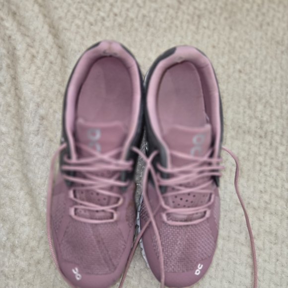 On Running Women's Shoes in Mauve and Charcoal - Picture 6 of 10